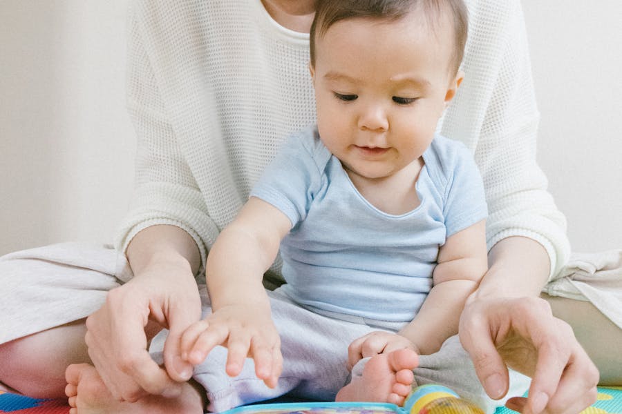 Mãe e bebê brincando juntos em atividade de estimulação
